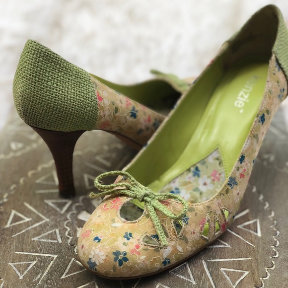 Sweet Summer Heels with Flowers and Bow Detail - Picture 4 of 7